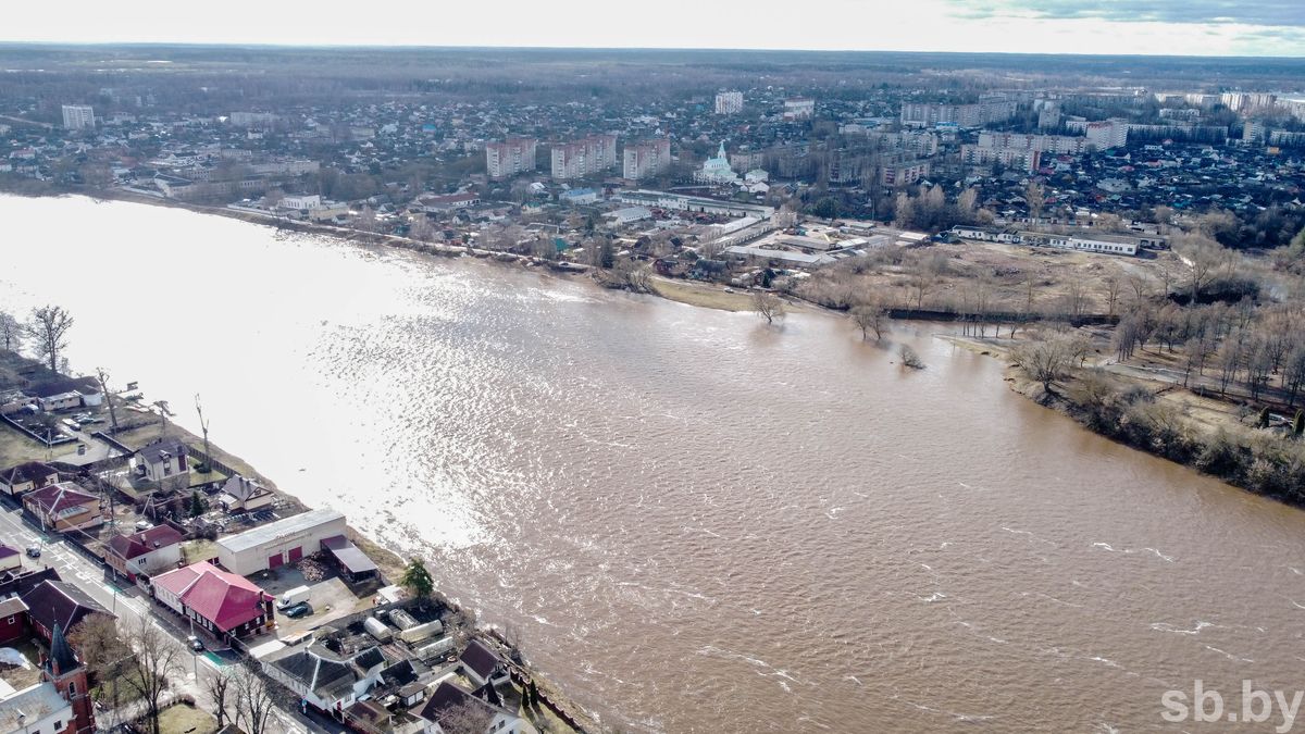 Уровень воды в западной двине. Западная Двина Полоцк. Река в Полоцке. Разлив с дрона. ГЭС на Западной Двине возле Полоцка.