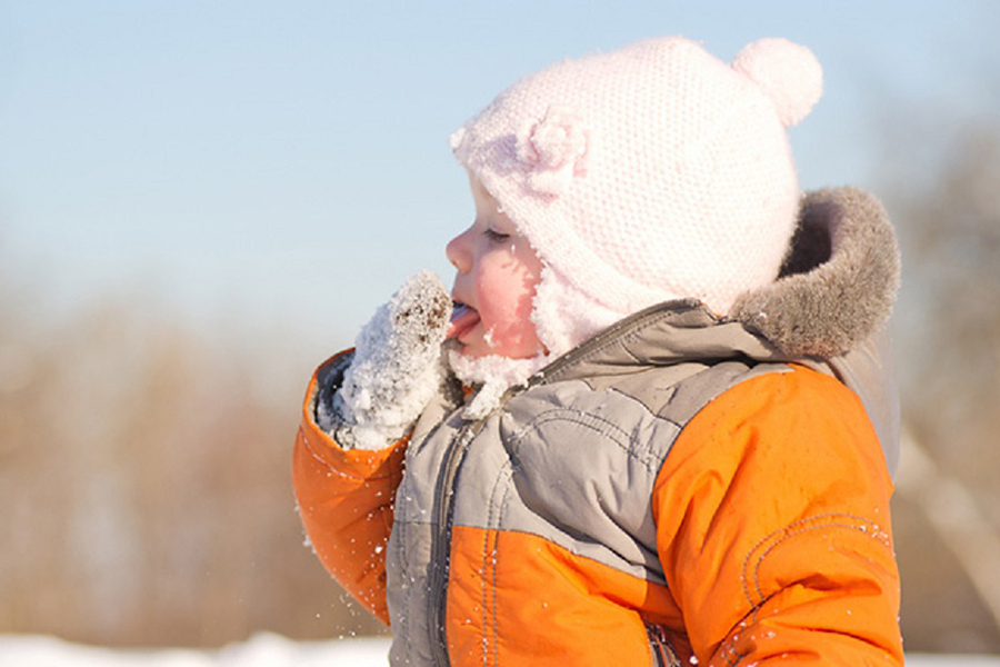 Зимой что будешь делать. Кушать снег. Ребенок ест снег. Девочка ест снег. Дети едят сосульки.