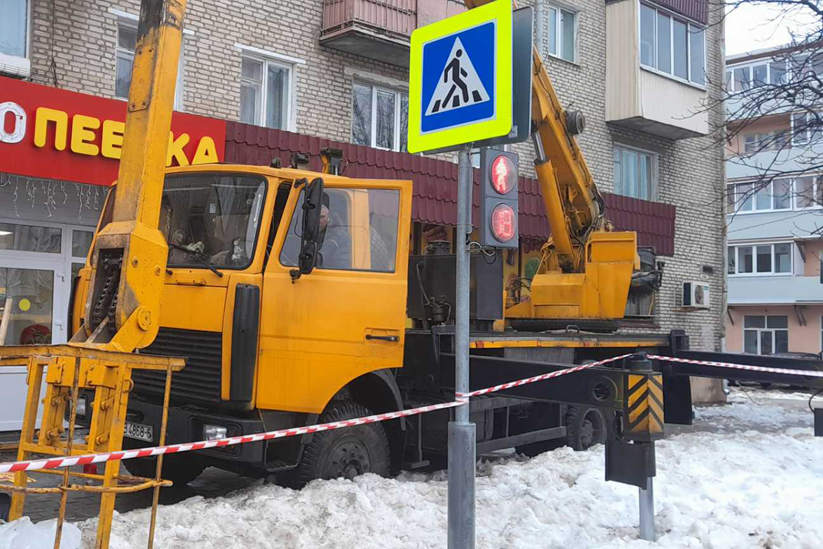 На могилевчанку с крыши пятиэтажного дома упала снежная глыба