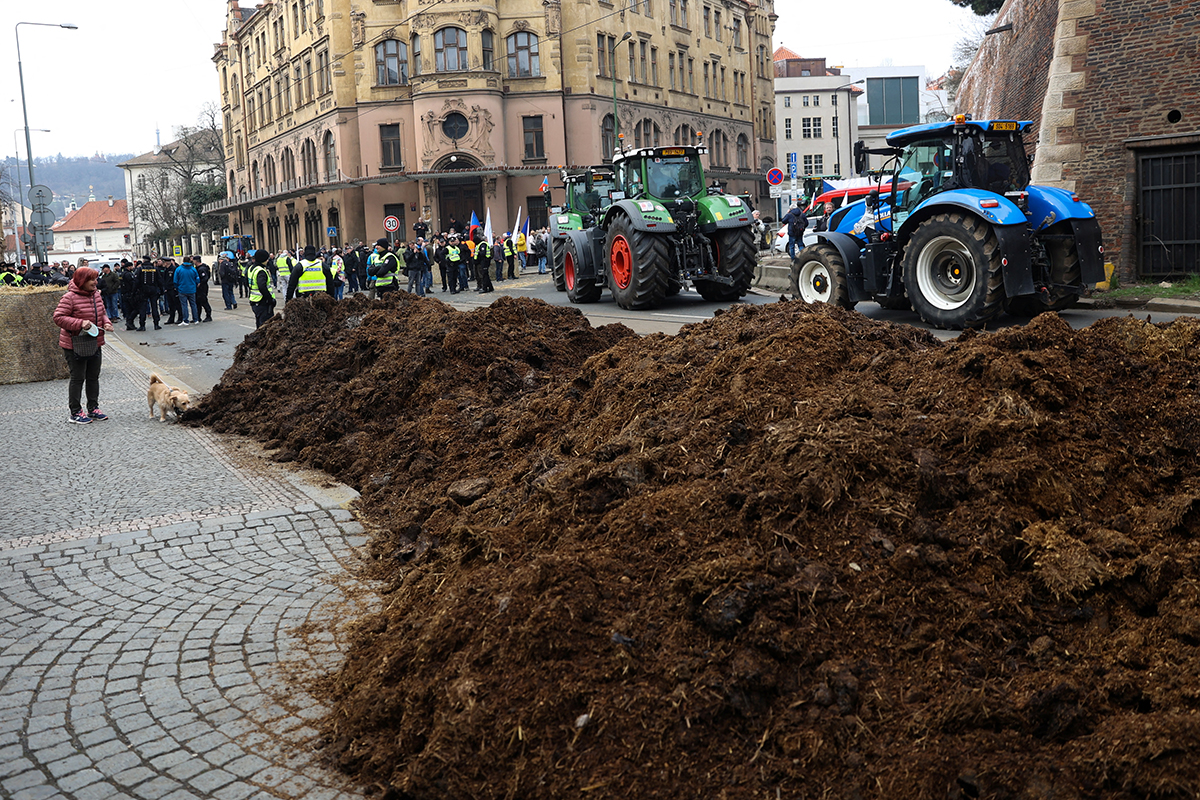 Czech farmers scattered manure on Prague streets during new protests