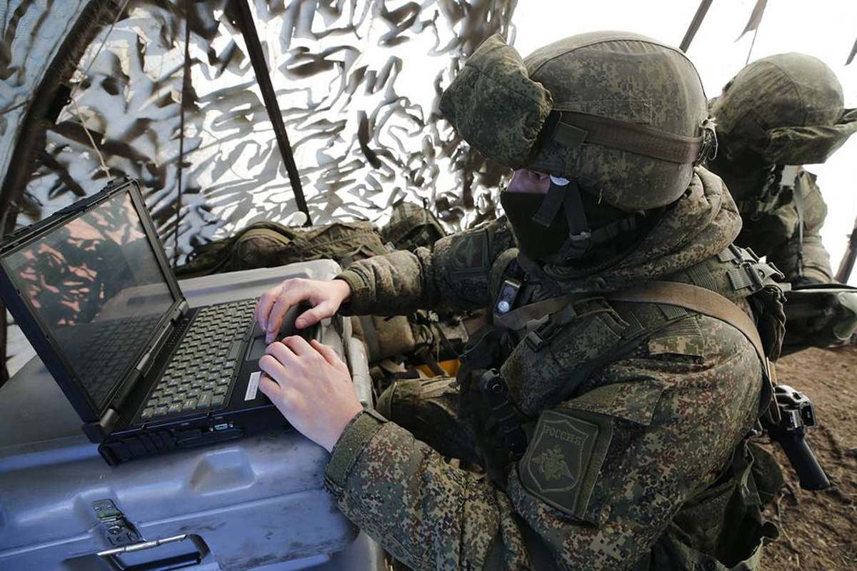 Потенциальный противник. 1к144 комплекс разведки. Военный компьютер. Военный за компьютером. Информационные войска.