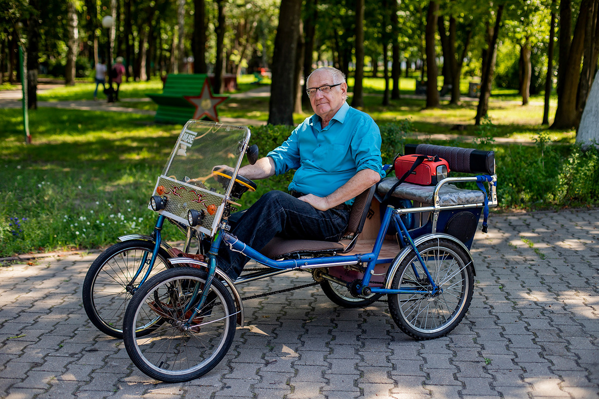 Читатель из Гомеля изобрел новый вид транспорта и развлекает людей в  городском парке