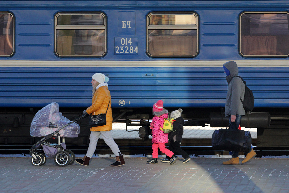 Поезд правды красноярск. Места в электричке. Поезд прибывает на станцию. Я еду в поезде. Поезд правды.