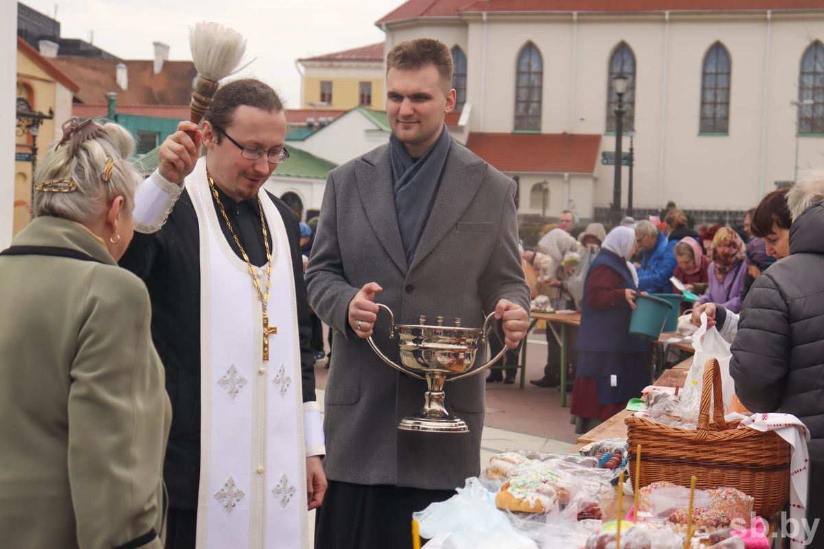 Священник освящает куличи