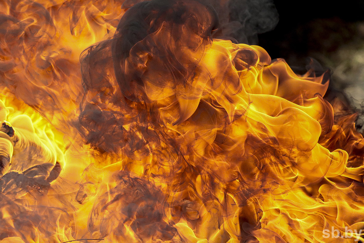 В Рогачевском районе пожар уничтожил более 10 тонн соломы