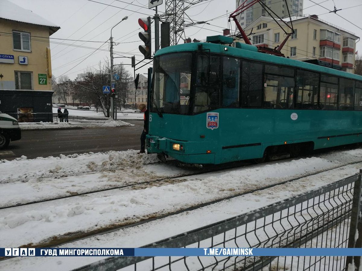 В Минске столкнулись трамвай и легковая машина – пострадал водитель Lada