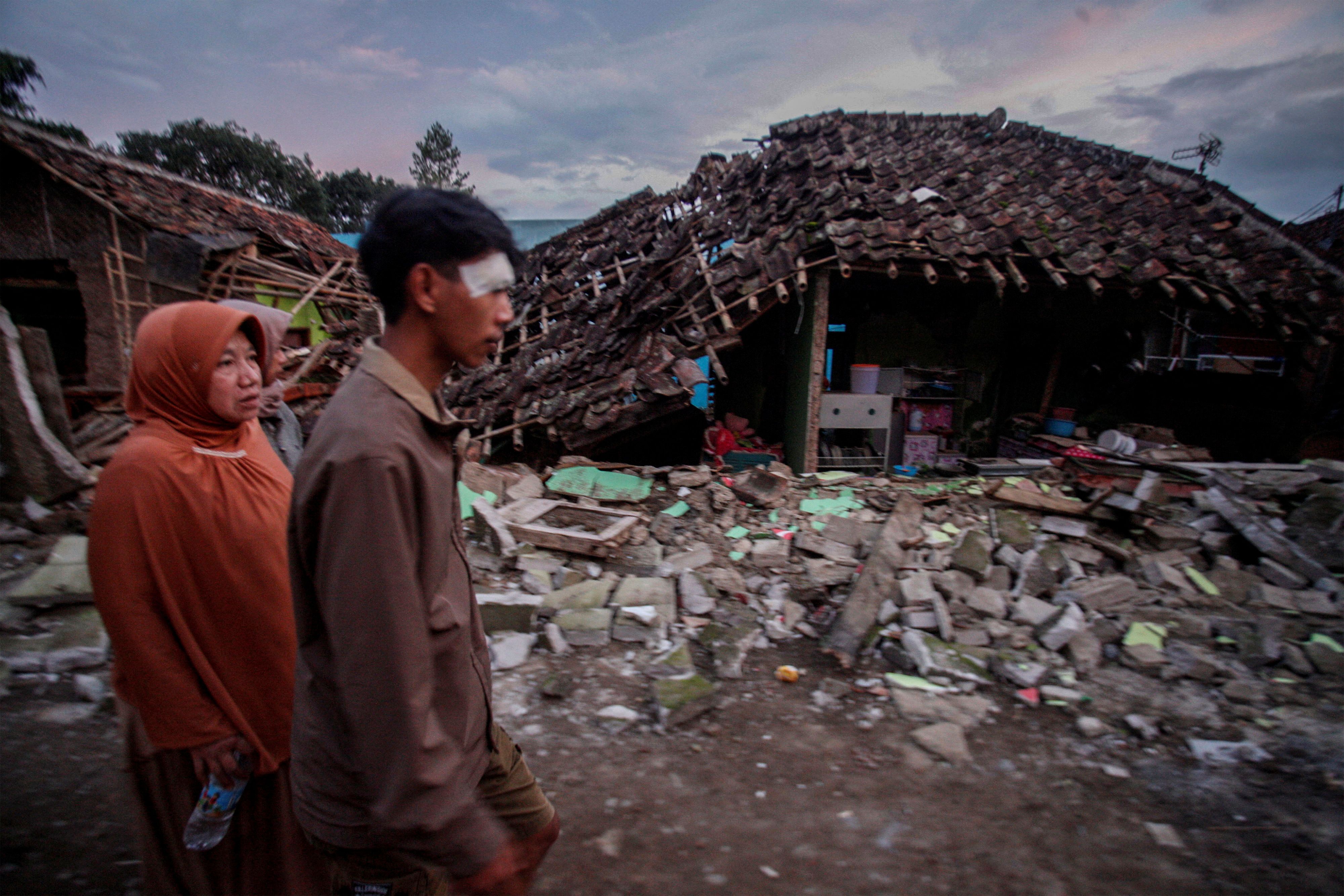 Землетрясение и люди. Остров Ява Индонезия. Землетрясение в Индонезии 2022. Землетрясение фото. Индонезия люди.