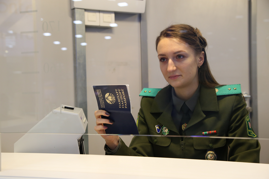 Работники паспортного. Паспортный контроль в аэропорту Минск. Отряд пограничного контроля Домодедово.
