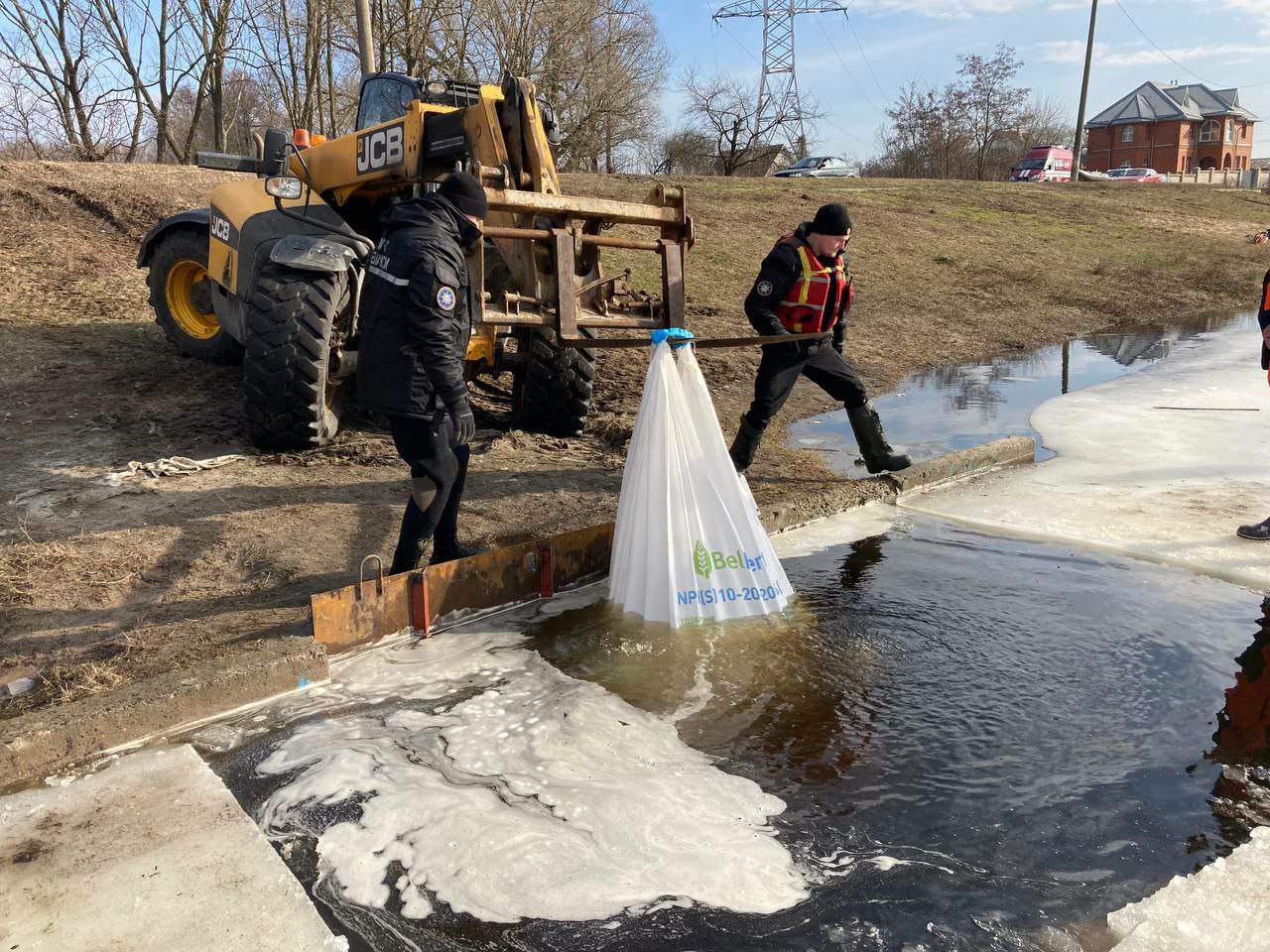 В Гомеле перекрыли водопропускную трубу для защиты от паводка