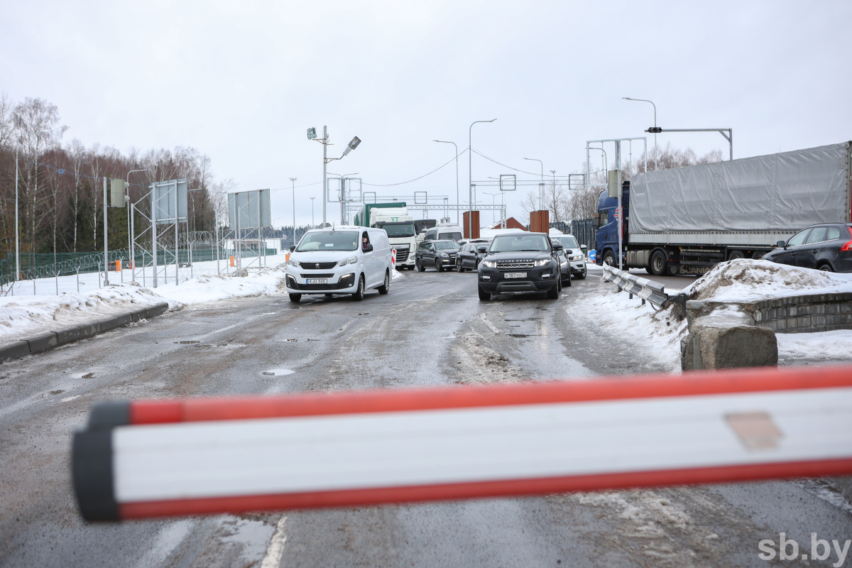 ГПК: за сутки очередь легковых авто на въезд в Литву и Польшу выросла вдвое