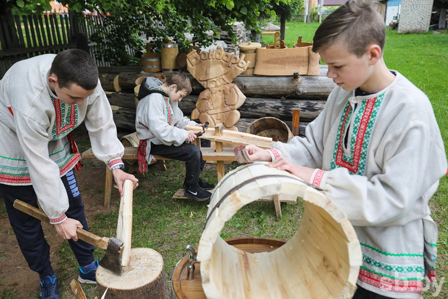 Ремесленники беларуси. Бондарное ремесло в Беларуси. Белорусские Ремесла. Бондарь ремесло. Бондарные промыслы.