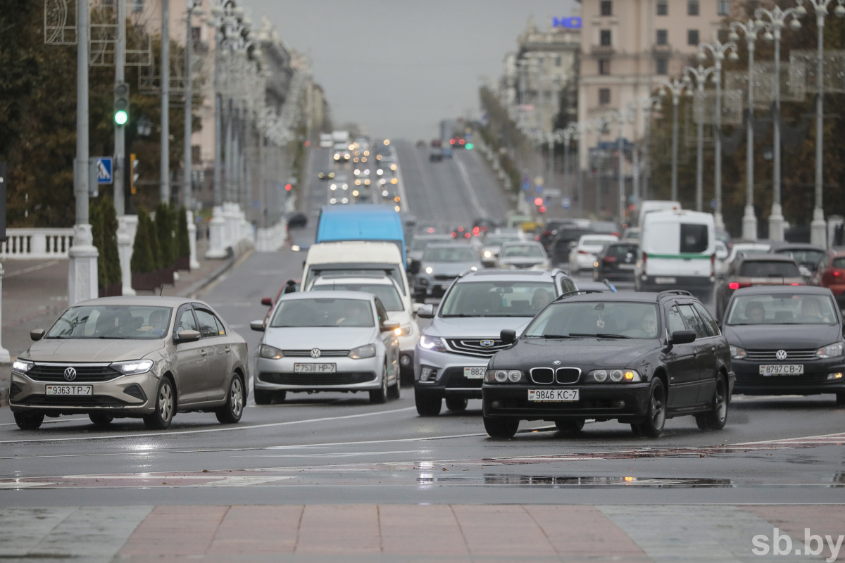 В МВД рассказали, как вести себя водителям на дороге во время непогоды