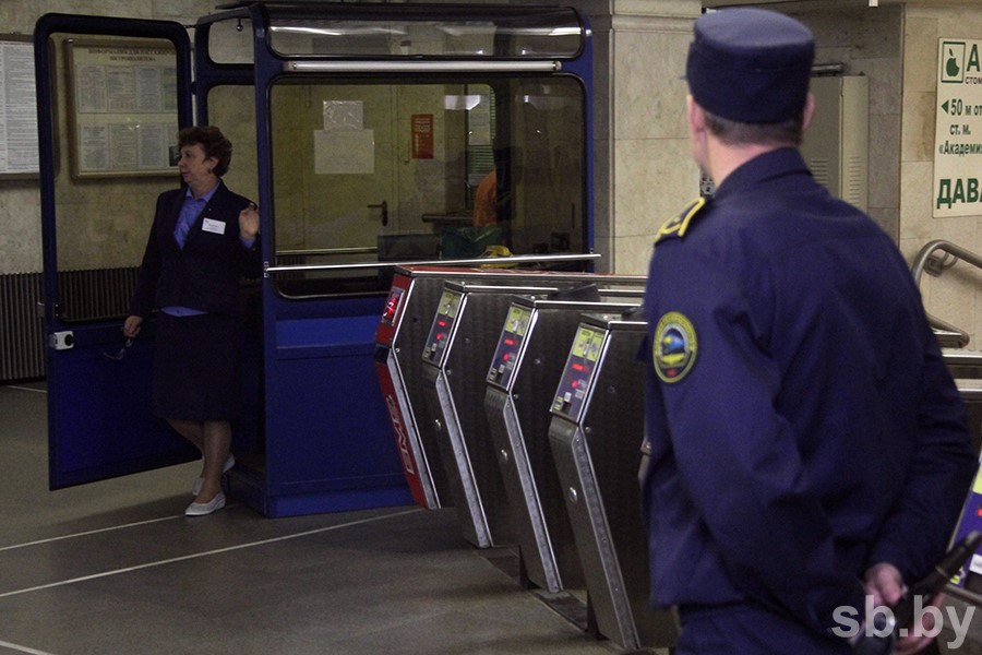 Безопасность в метро 2 класс. Форма Минского метро. Сотрудники безопасности метрополитена. Форма инспектора безопасности в метро. Служба безопасности метрополитена.