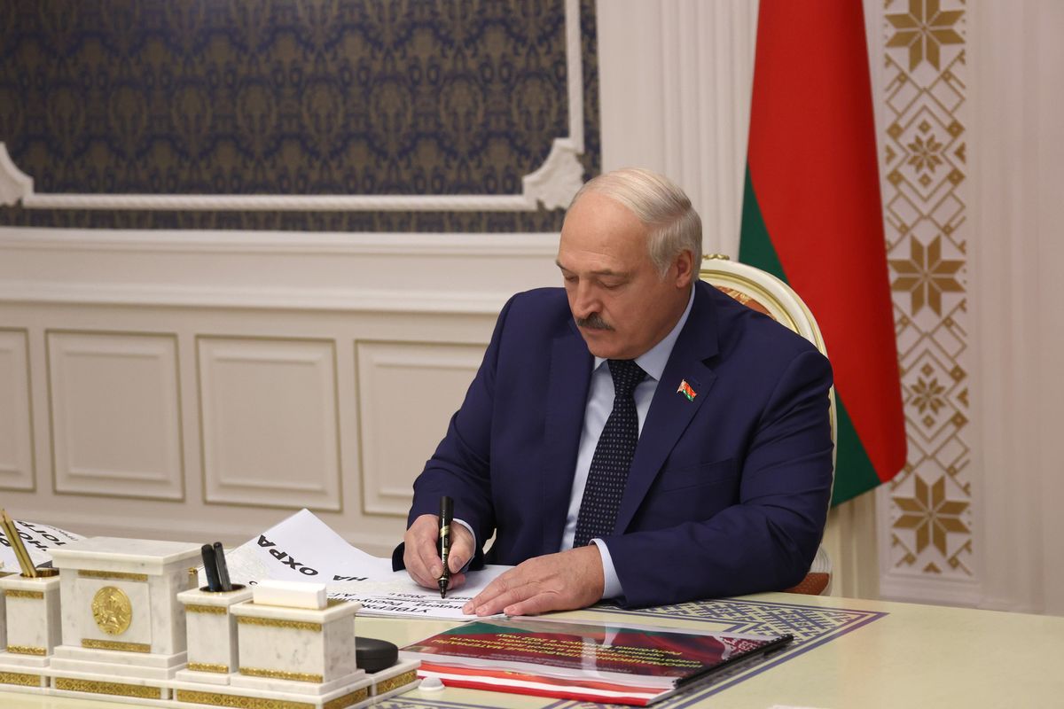 Лукашенко подписал указ о переводе. Лукашенко пакт. Лукашенко подписывает. Лукашенко подписывает указ.