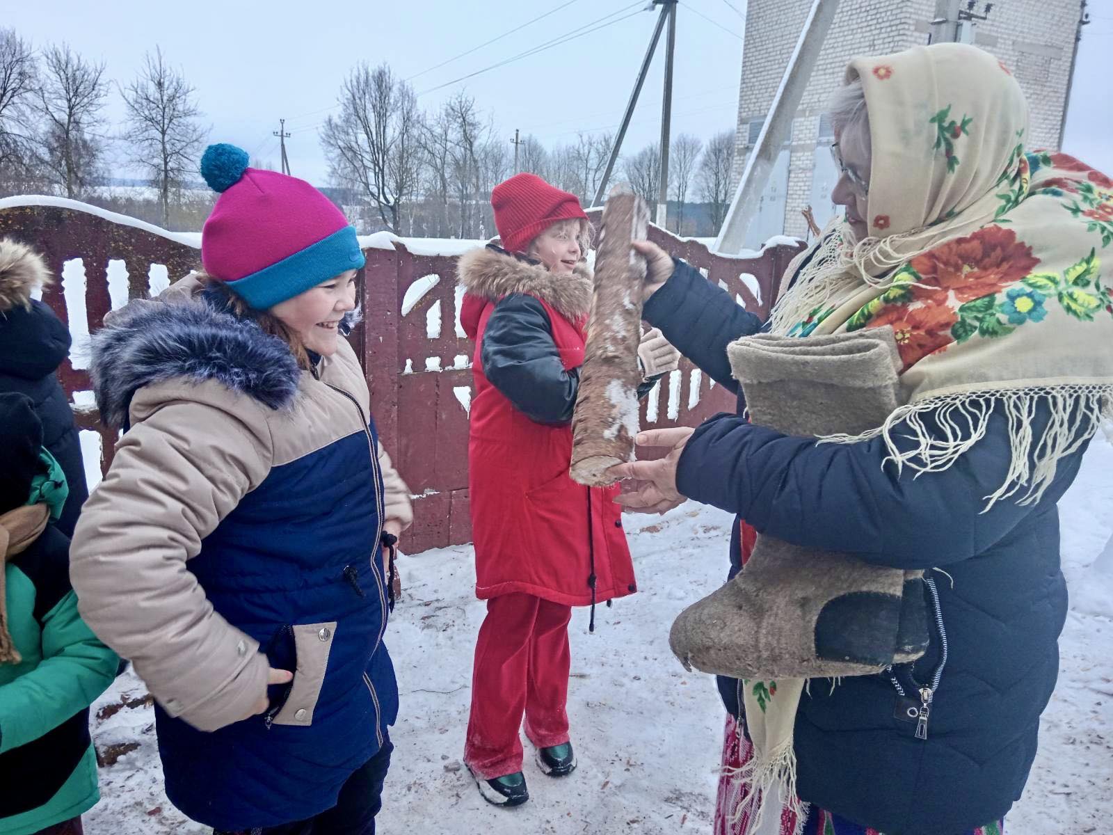 С охапкой дров и в обнимку с забором – на Дятловщине прошли щедровские  гадания