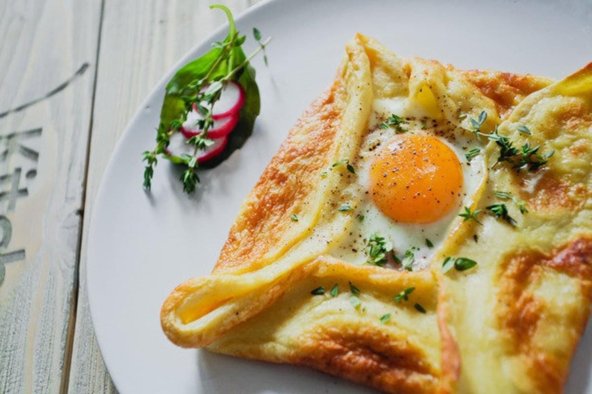 Ветчина с яйцом на сковороде. Завтрак яичница и блины. Блины с яичницей. Необычный завтрак из яиц. Яичные блинчики на завтрак.