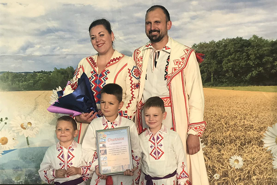 Семья в беларуси. Белорусская семья. Белорусы семья. Многодетные белорусы. Фото белорусской семьи.