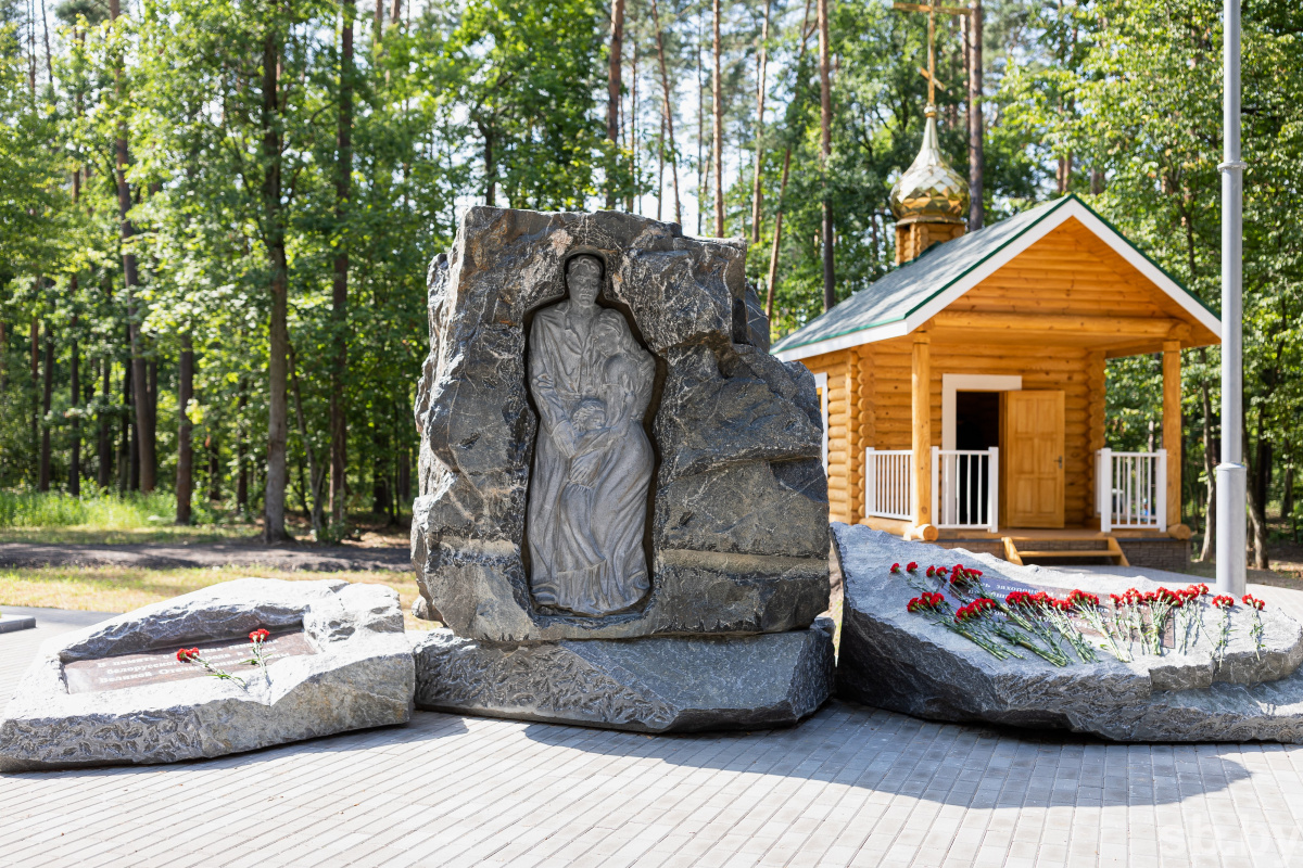 Партизанская криничка гомель. Партизанская Криничка мемориальный комплекс. Мемориал в Беларуси Партизанская Криничка. Фото мемориальный комплекс «Партизанская Криничка».