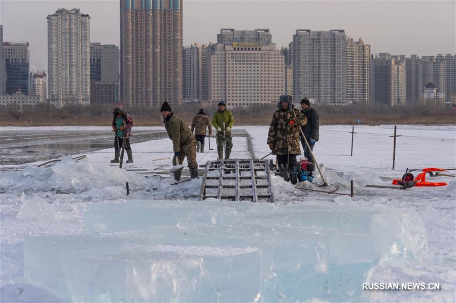 Сколько собрал лед. Река Синьхуа Китай замерзает. Замерзание реки Сенхуа в Китае зимой. Река Сонхуа замерзает в Китае. Так замерзает река Сунхуа. Китай..