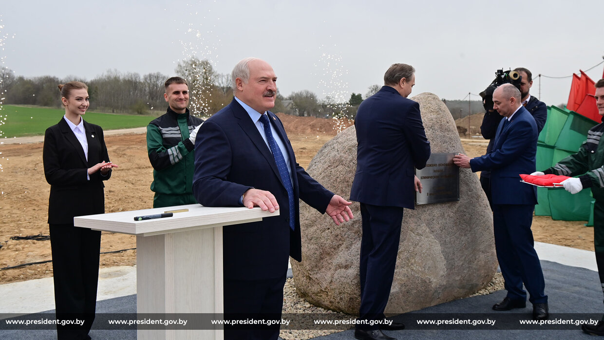 Лукашенко в Гродно заложил капсулу на месте строительства городской  клинической больницы