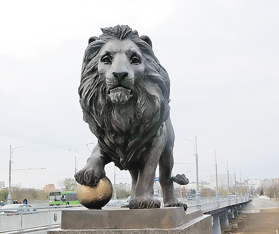 Через могилев. Львы в Могилеве на мосту. Памятник льву в Могилеве. Могилев памятники Львов. Пушкинский мост Могилев.