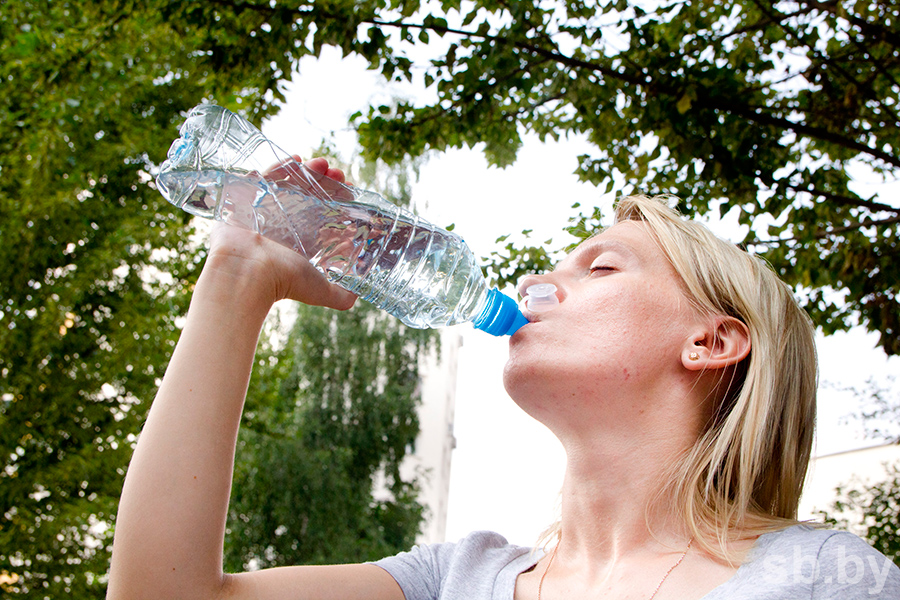 Раздача питьевой воды. Жажда при болезни. День жажды 24 августа картинки. Картинка призыв пить чистую воду. Картинка жажда воды сухость во рту.