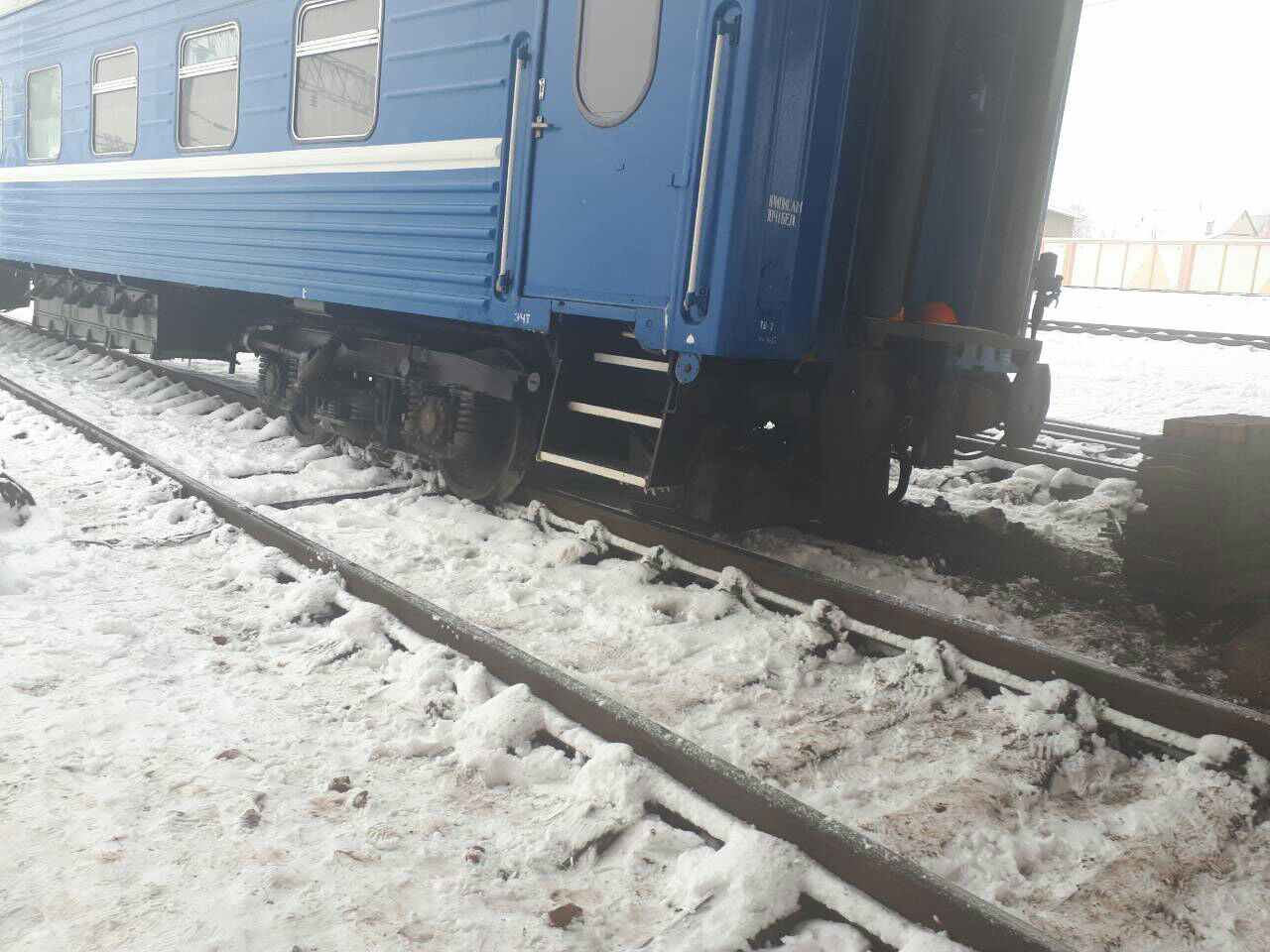 В четырех вагонах было. Сход ЖД вагонов на станции карабас в РК. Украинские пассажирские вагоны. Поезд сошел с рельс Караганда. Смерзшийся уголь в вагонах.