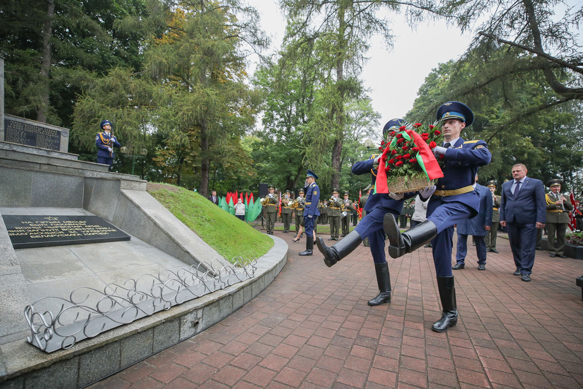 Мемориальная доска павшим за мир и братство народов.