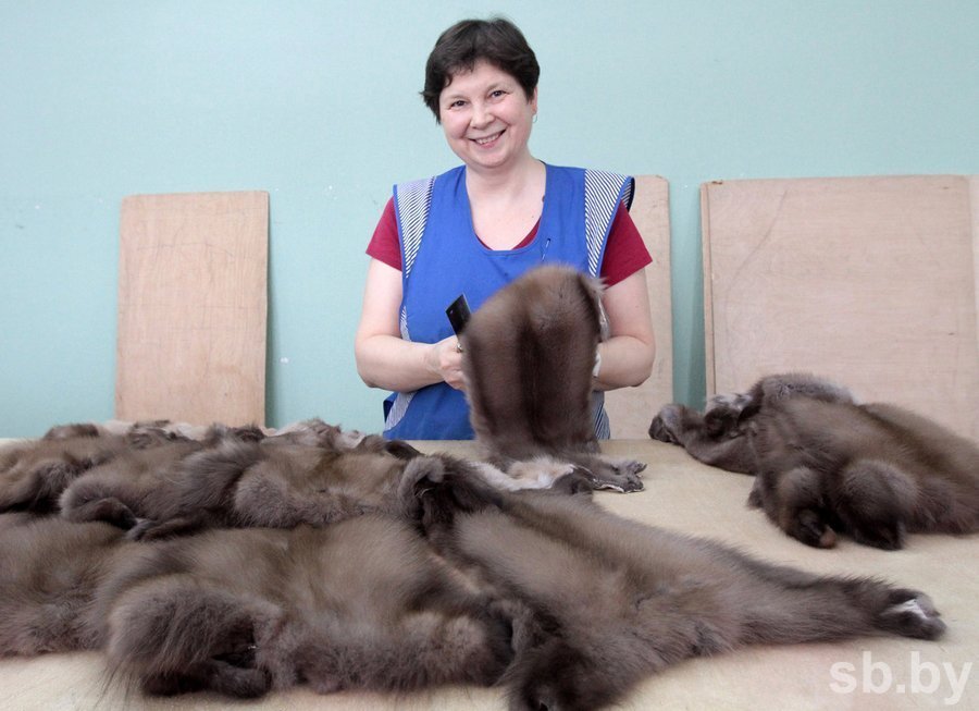 Скорняк. Скорняжное мастерство. Скорняк профессия. Скорняжное дело. Скорняжным промыслом.