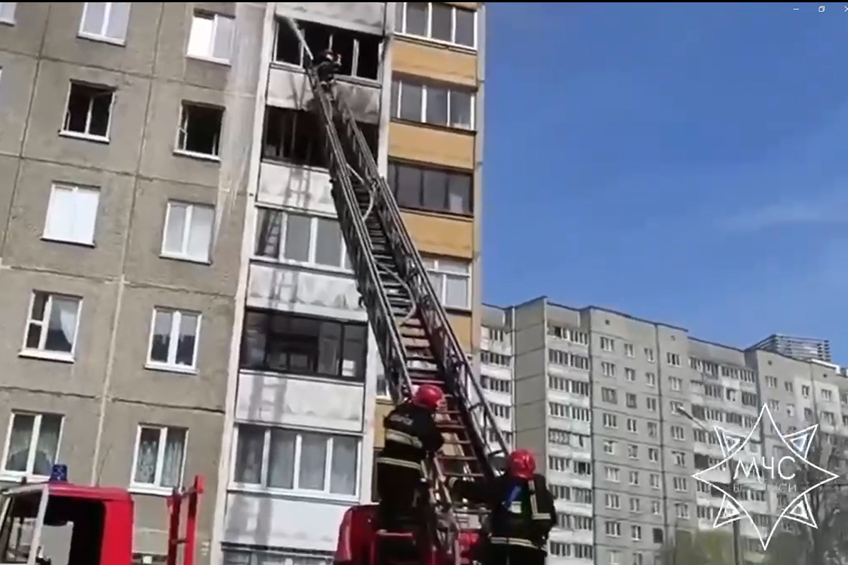 Спасатели ликвидировали пожар в многоквартирном жилом доме на улице  Нестерова в Минске