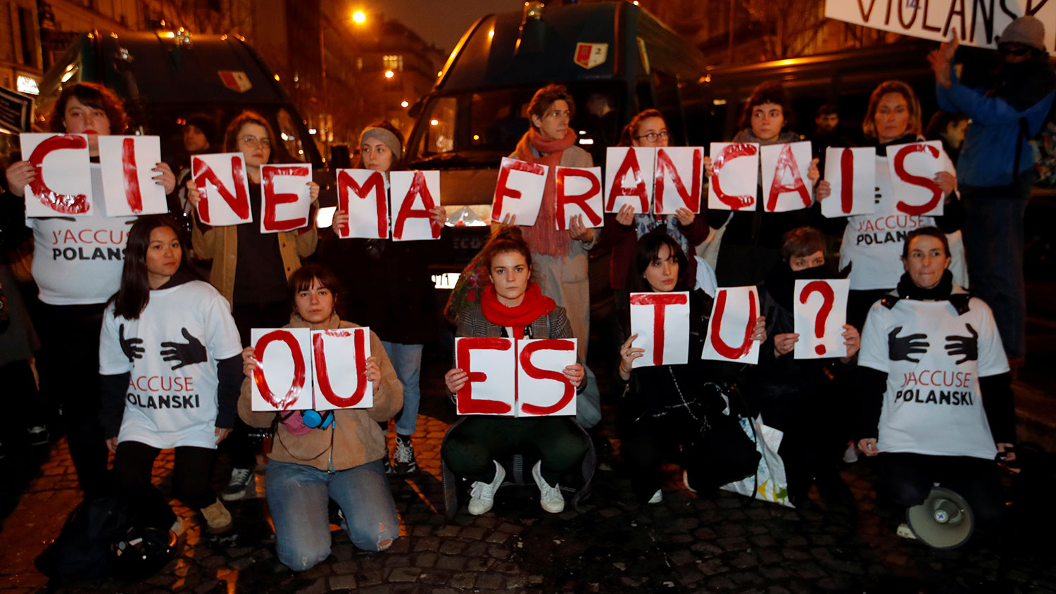 Феминистки в париже. Протест ф Париже с феминистками.