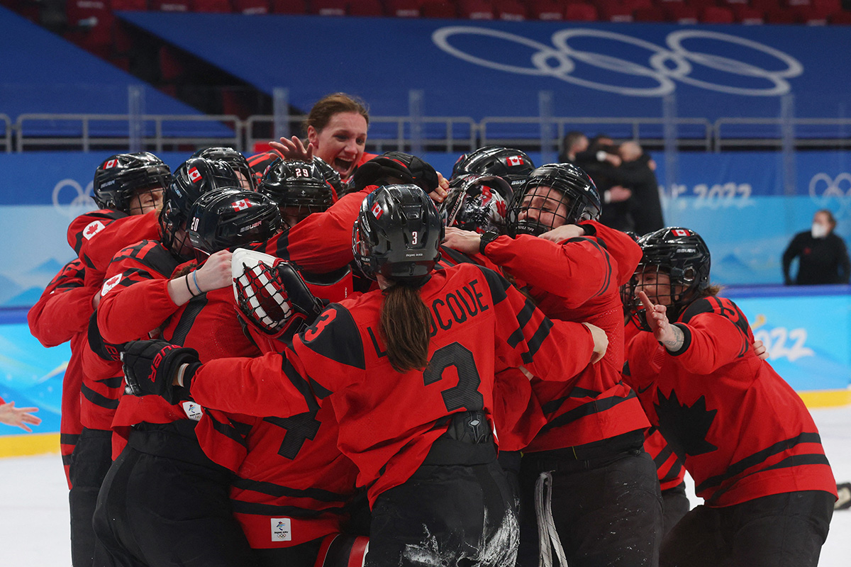 Результат хоккея женщины. Девушки хоккеистки сборной Канады. Женская сборная Канады по хоккею. Женская сборная России по хоккею. Женская сборная Канады по хоккею на ОИ 2014.