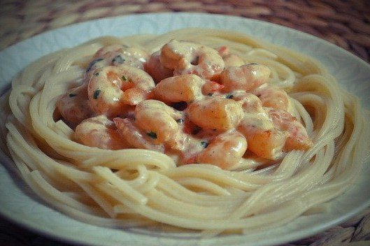 Спагетти с креветками в сливочном соусе