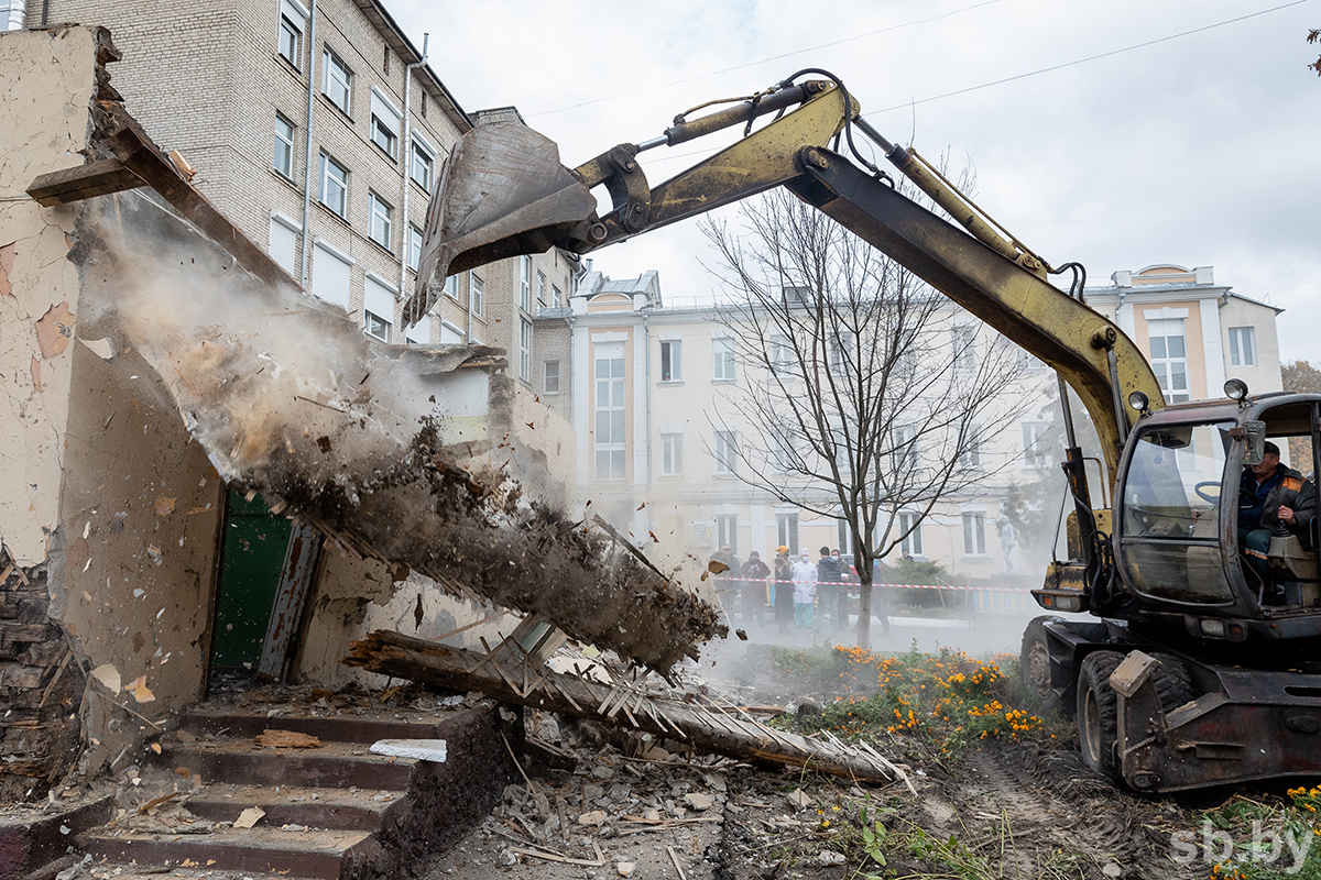 В Гомеле приступили к сносу старых зданий, чтобы построить новый корпус  больницы