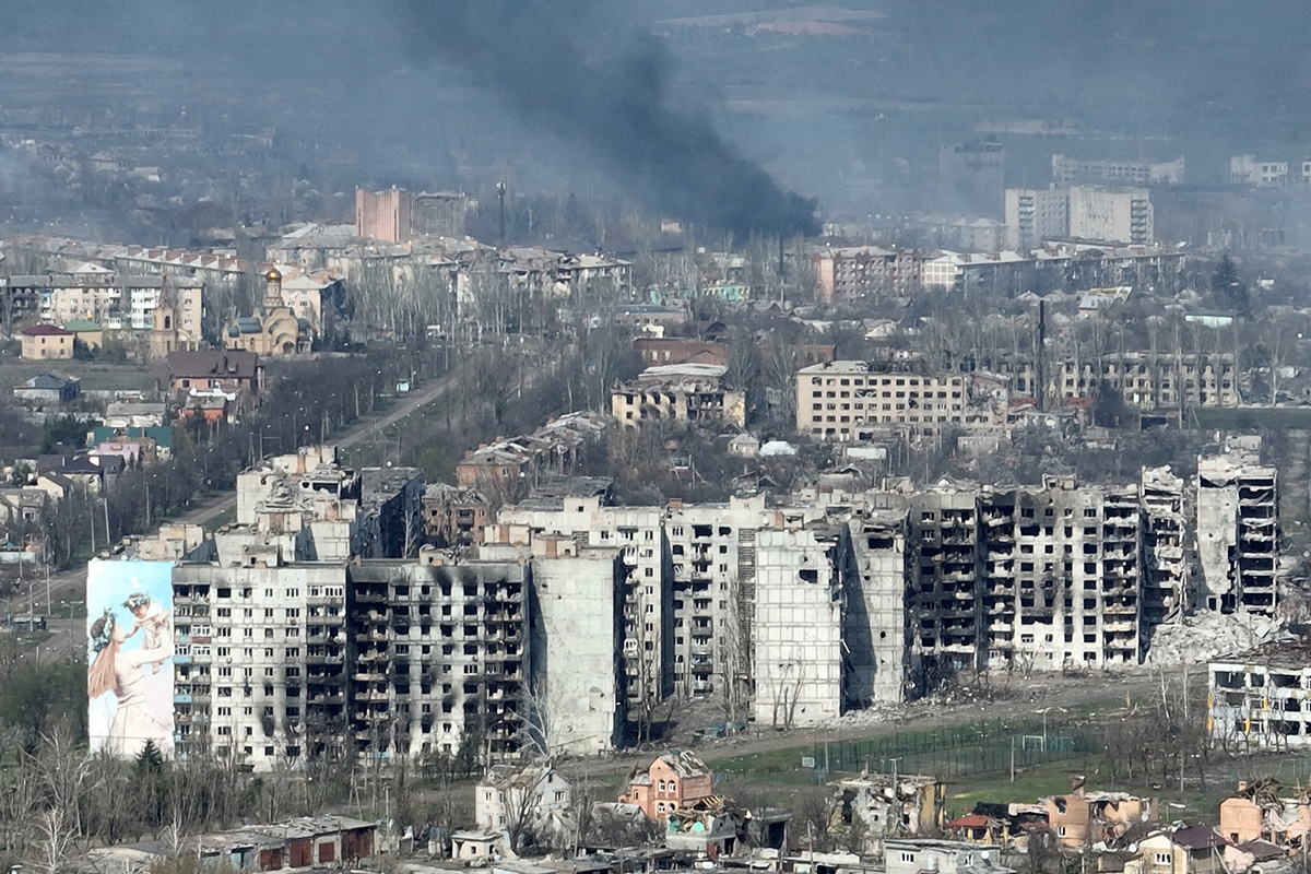 РИА Новости: украинские военные при отступлении подожгли в Артемовске  многоэтажку с людьми