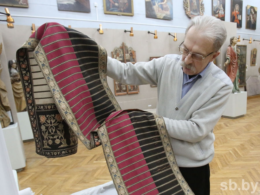 Слуцкія паясы праца ткачоў. Музей Слуцкие пояса. Слуцкий пояс. Ткацкий станок для слуцких поясов. Продукция предприятия Слуцкие пояса.