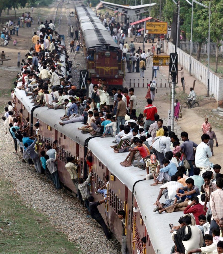 Ужасное путешествие. Поезда в Индии с людьми на крыше. Индийский поезд. Поезд в Индии с людьми. Индусы в электричке.
