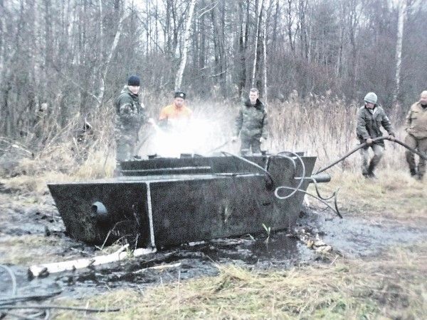 Достали танк. Танк в болоте. Танк кв из болота. Танк по болоту разрабатывался. Подъем танка из болота.