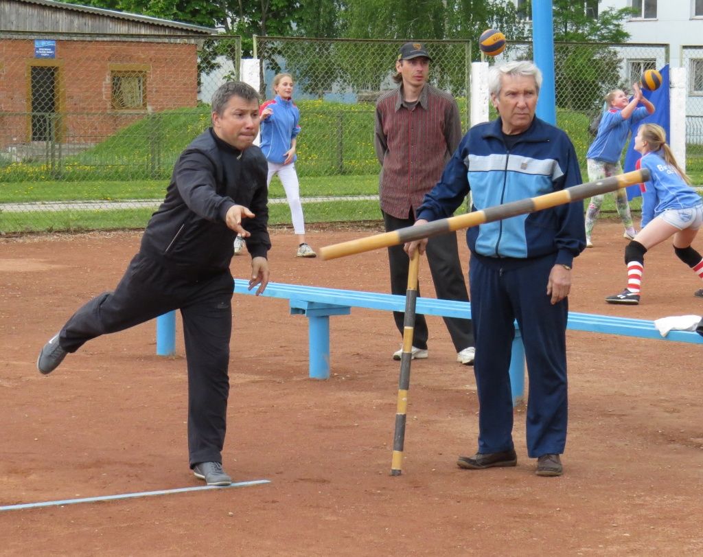 Городки это. Игра городки. Спортивная игра городки. Городошный спорт техника броска. Федерация игры в городки.