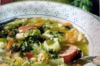 Овощной суп с сардельками.