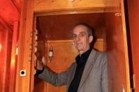 Учитель музыки из Щучинского района установил в своем доме лифт