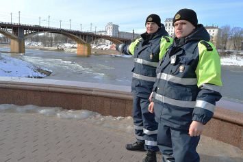 В Витебске сотрудники ГАИ спасли мужчину, прыгнувшего с моста в реку