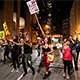 В Америке проходят акции протеста из-за вердикта о невиновности полицейского, застрелившего подростка.