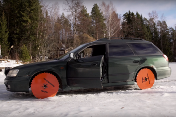 Видеофакт: горячий финский парень поставил на машину циркулярные пилы вместо колес и устроил заезд по льду