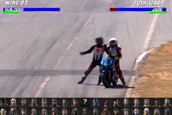 Видеофакт: два мотоциклиста подрались прямо во время гонки