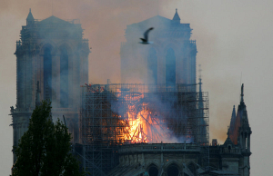 В столице Франции потушили пожар в соборе Парижской Богоматери — он горел около девяти часов