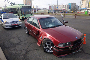 В Минске водитель BMW не справился с управлением и въехал в людей на остановке