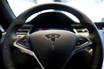 Tesla показала работу автопилота нового поколения