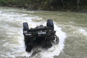 В Украине грузовик с туристами сорвался в реку, есть погибшие