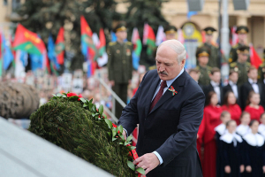 Лукашенко: ратный подвиг отцов, дедов и прадедов дал возможность дышать свободой и растить детей